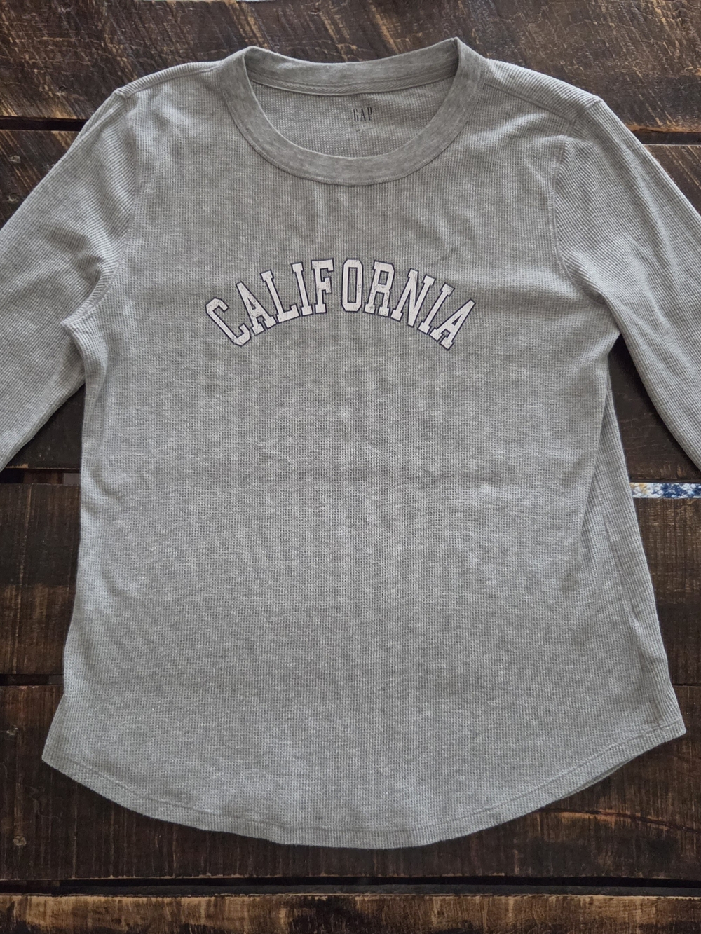 GAP Womans Gray Ribbed Long Sleeve Top with "California" Graphic Size Xlarge